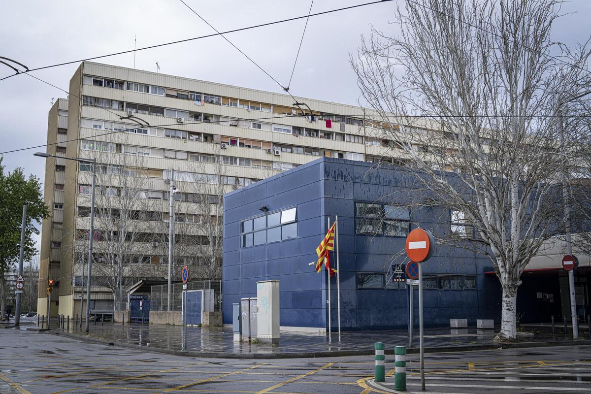 La comisaría de los Mossos d'Esquadra en el barrio de La Mina, en Sant Adrià de Besòs.