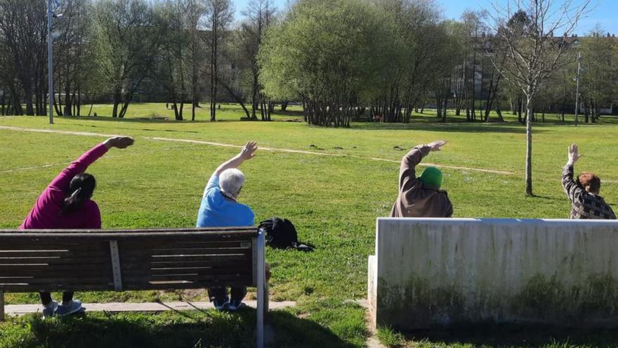 Mayores de Ames ejercitándose en el parque do Ameneiral / ova