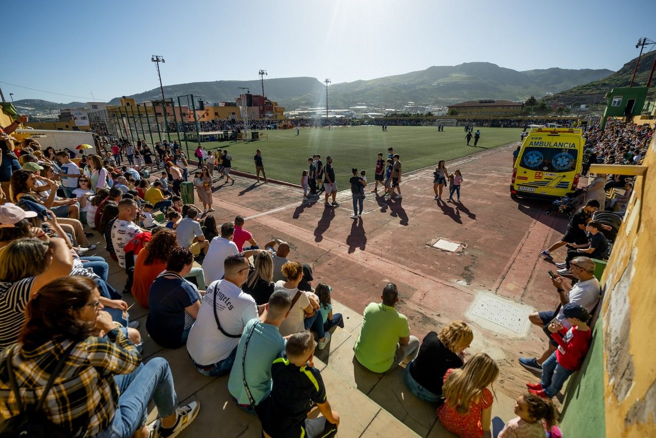 Miles de personas llenan de ilusión el Estadio de Barrial en la llegada de los Reyes Magos