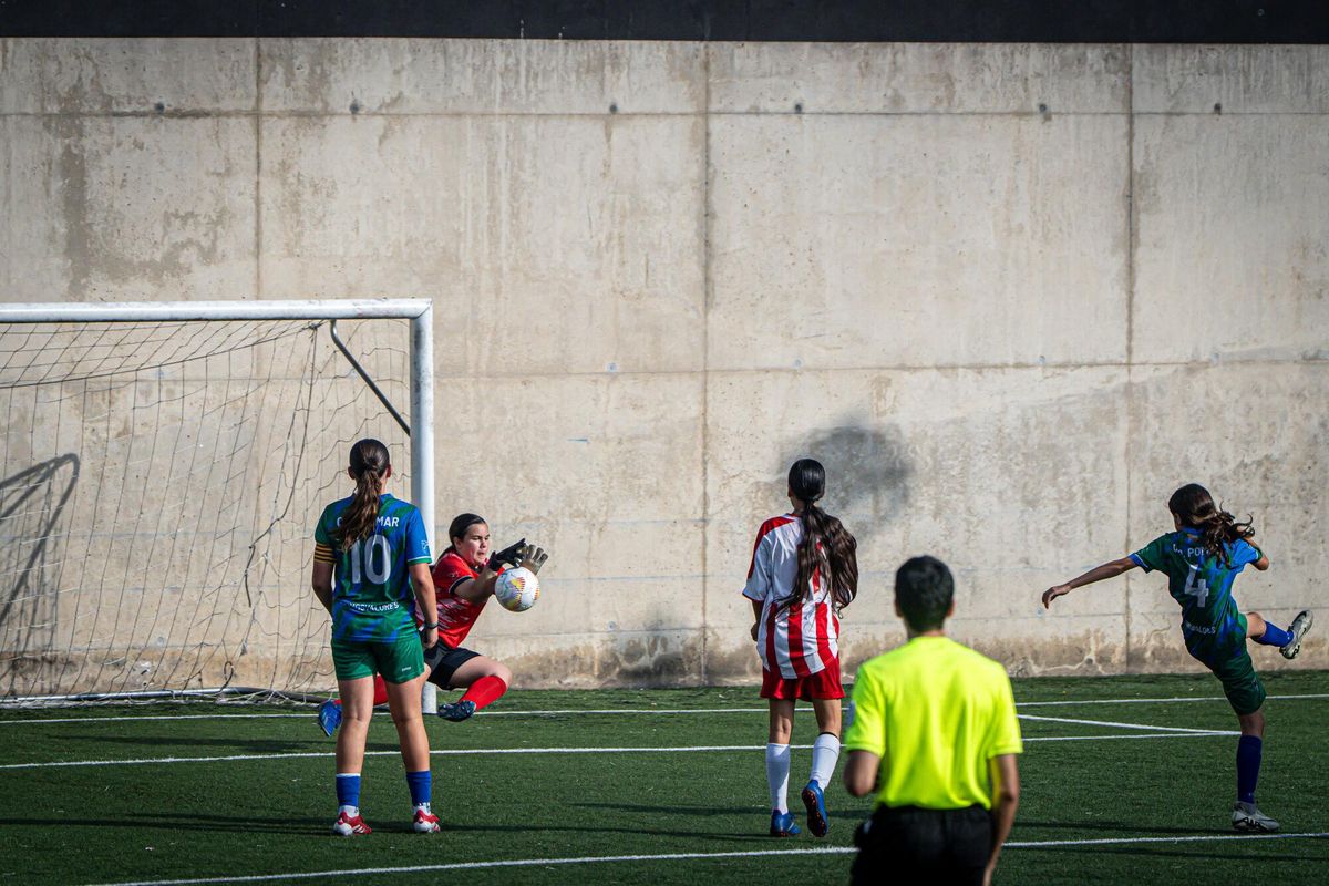 Las niñas gitanas lideran el cambio del fútbol femenino en La Mina