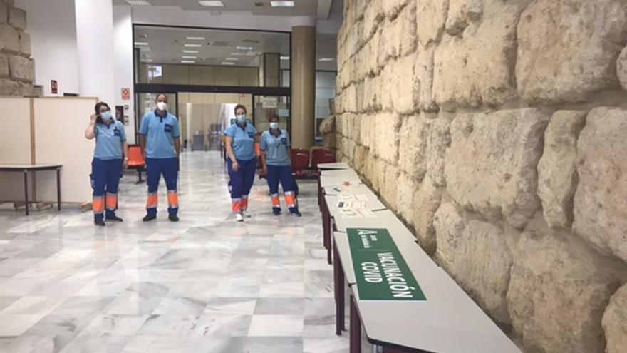 Trabajadores de Salud preparan esta mañana el punto de vacunación en el Ayuntamiento de Córdoba.