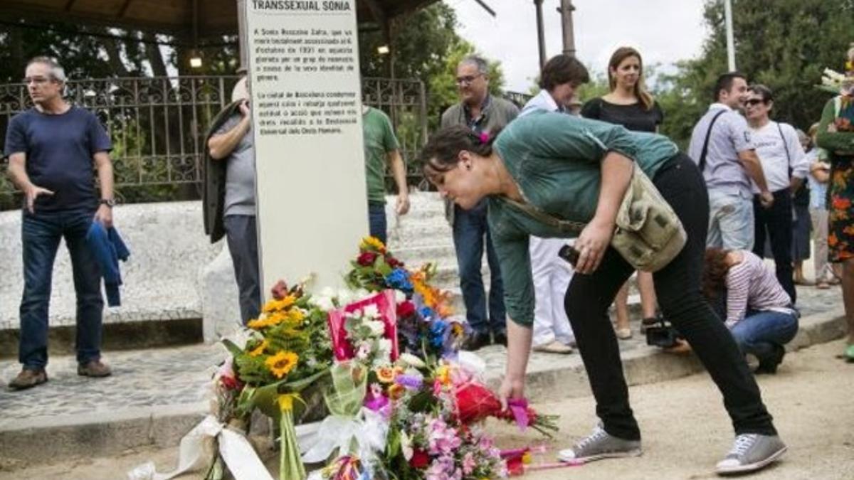 Imagen del bautizo de la glorieta del Parc de la Ciutadella donde murió la transexual Sonia Rescalvo en 1991 con el nombre de esta barcelonesa, en 2013.