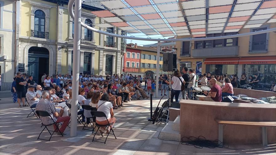 Tarde de estreno con éxito de público en Grado, que inauguró el programa &quot;Emplazarte&quot; en la renovada plaza de la zona de La Blanca