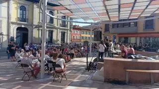 Tarde de estreno con éxito de público en Grado, que inauguró el programa "Emplazarte" en la renovada plaza de la zona de La Blanca