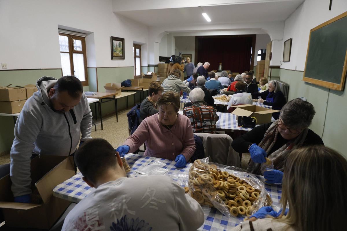 La parroquia de Jove empieza a preparar sus rosquillas para celebrar San Blas (en imágenes)