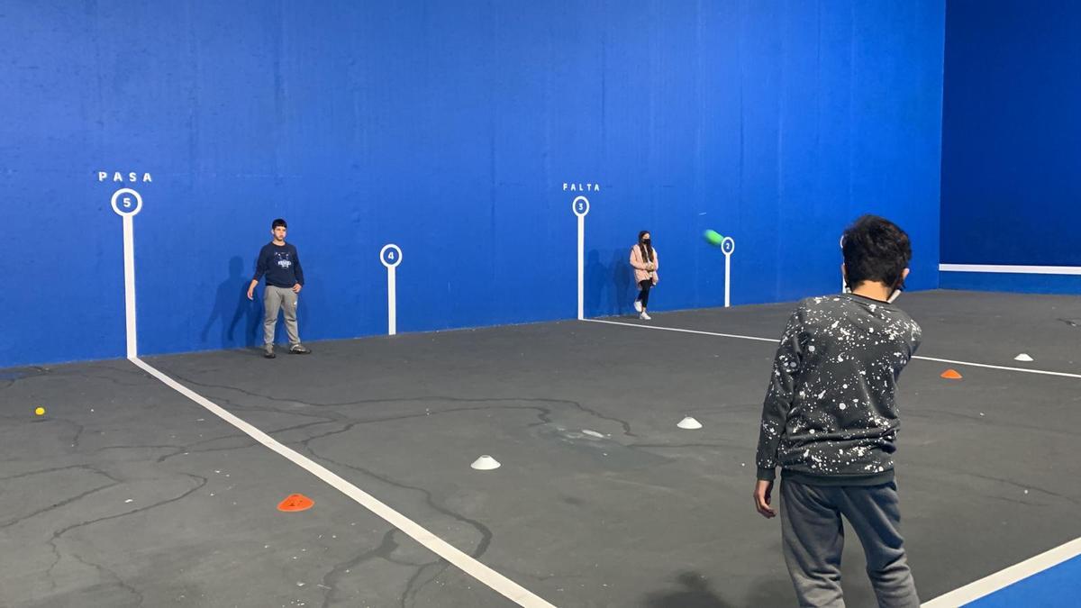 25 niños y niñas del Centro Fundación Rafa Nadal disfrutan del taller de pilota de la Federació.