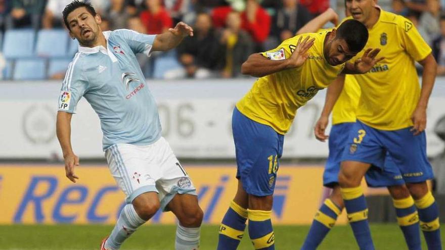 Nolito y Aythami, en el partido de ayer entre el Celta y Las Palmas en Balaídos.