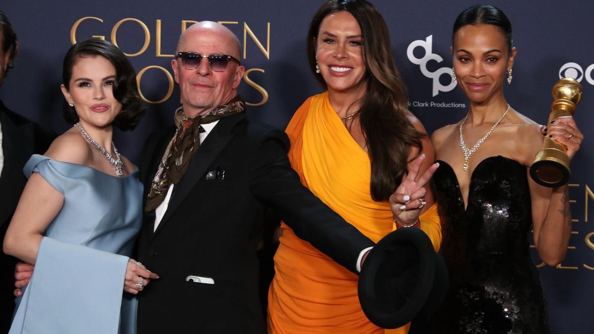 Zoe Saldaña se acuerda de Karla Sofía Gascón en su discurso en los Globos de Oro