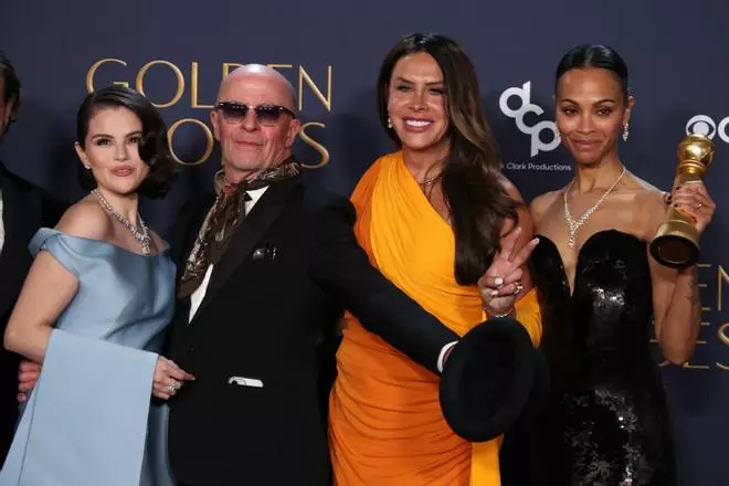 Zoe Saldaña se acuerda de Karla Sofía Gascón en su discurso en los Globos de Oro