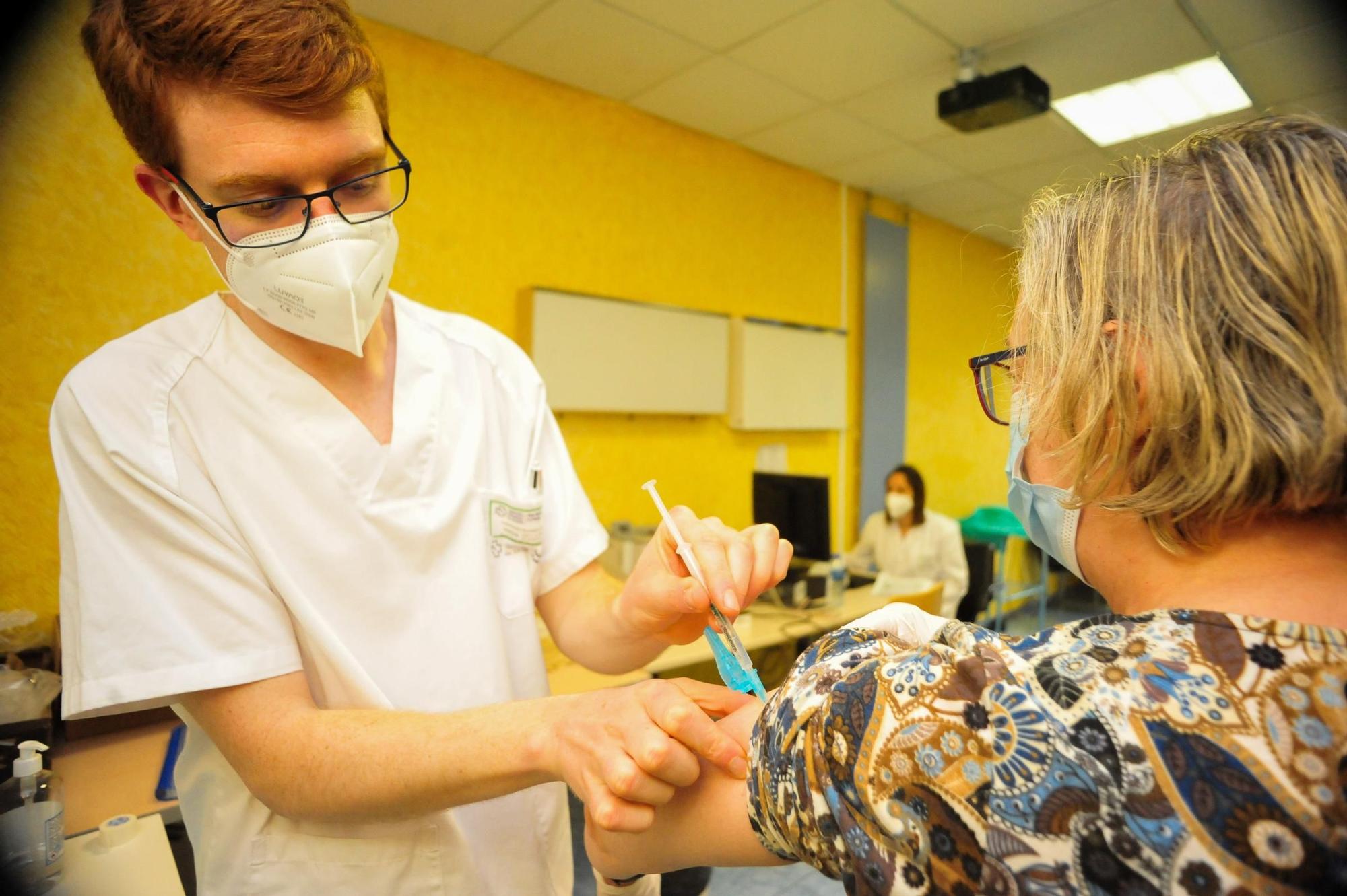 El personal del centro de salud de Vilagarcía recibe la segunda dosis de la vacuna contra el COVID