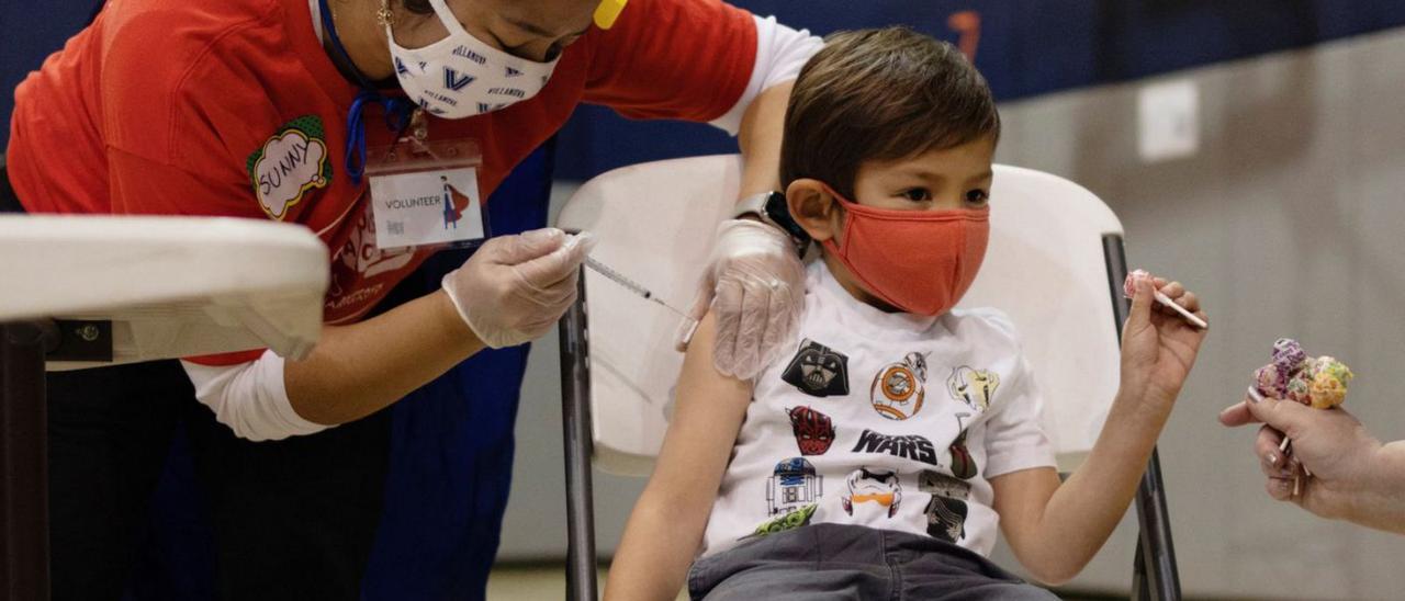 Un niño recibe la vacuna de Pfizer en Estados Unidos.  | REUTERS/HANNAH BEIER