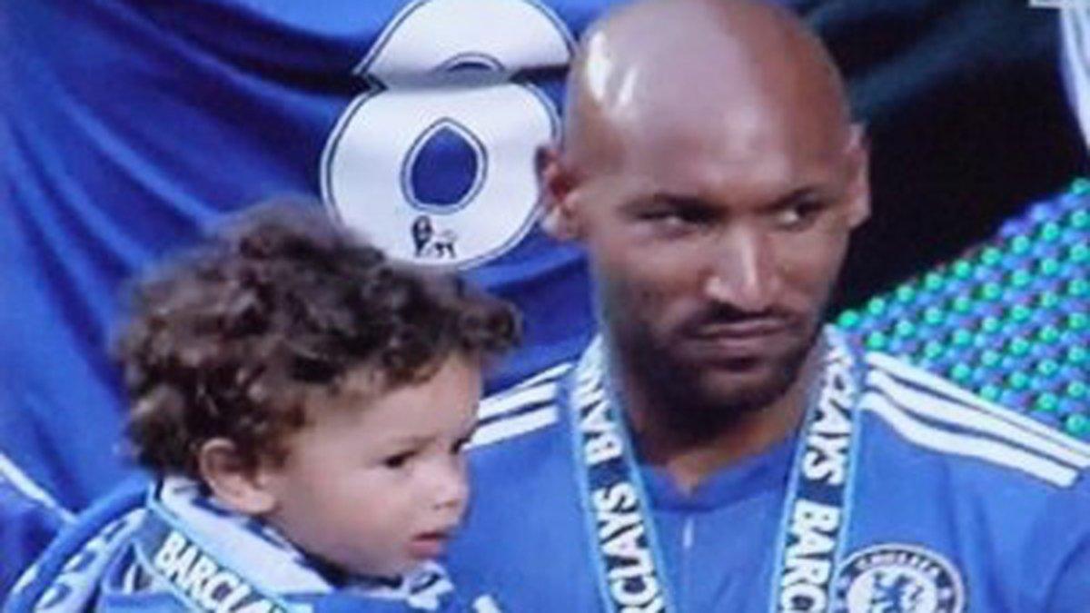 Kais Anelka, en los brazos de su padre en una celebración