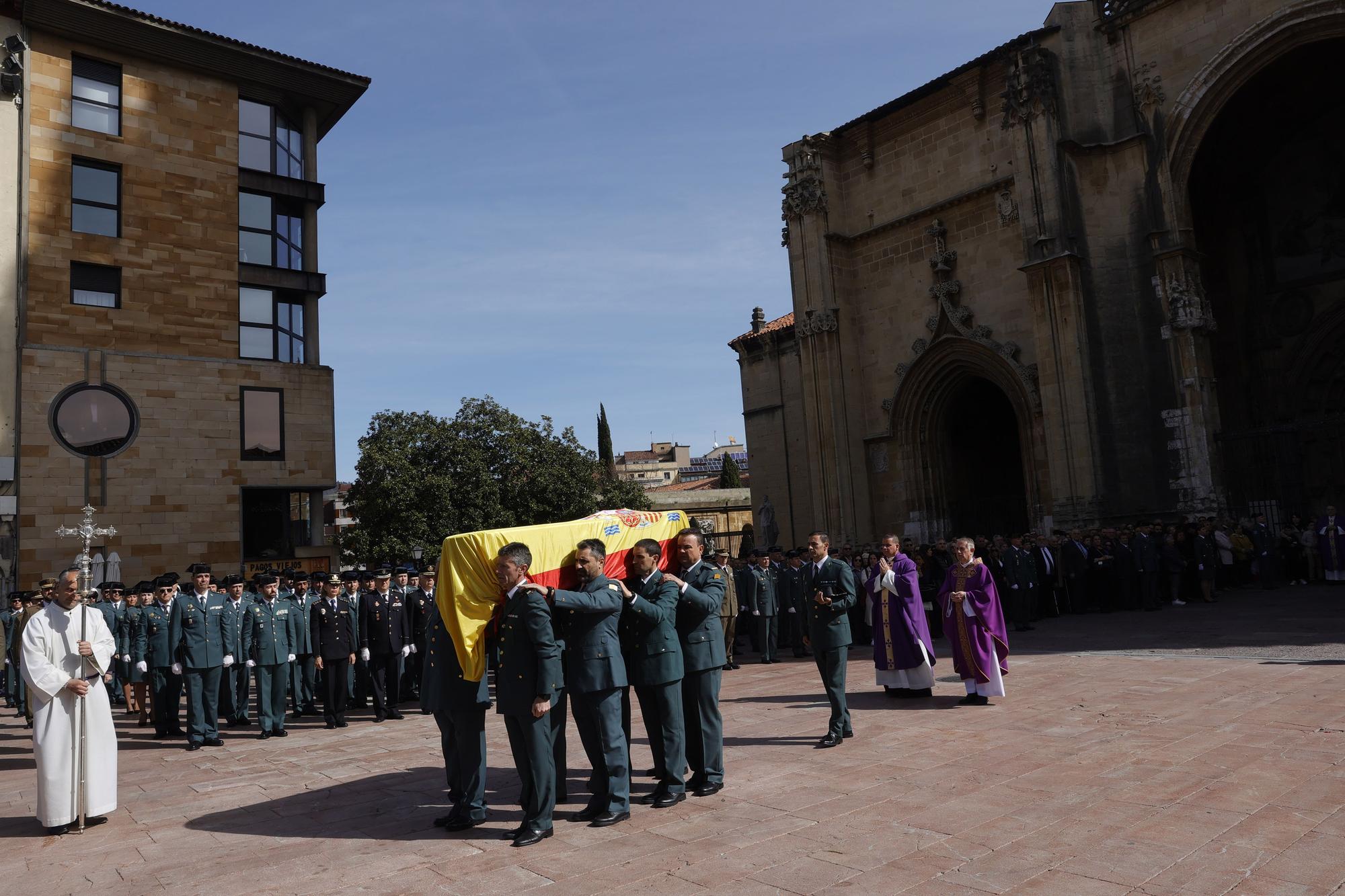 En imágenes: funeral en la catedral de Oviedo del guardia civil que evitó una masacre ciclista en Pravia