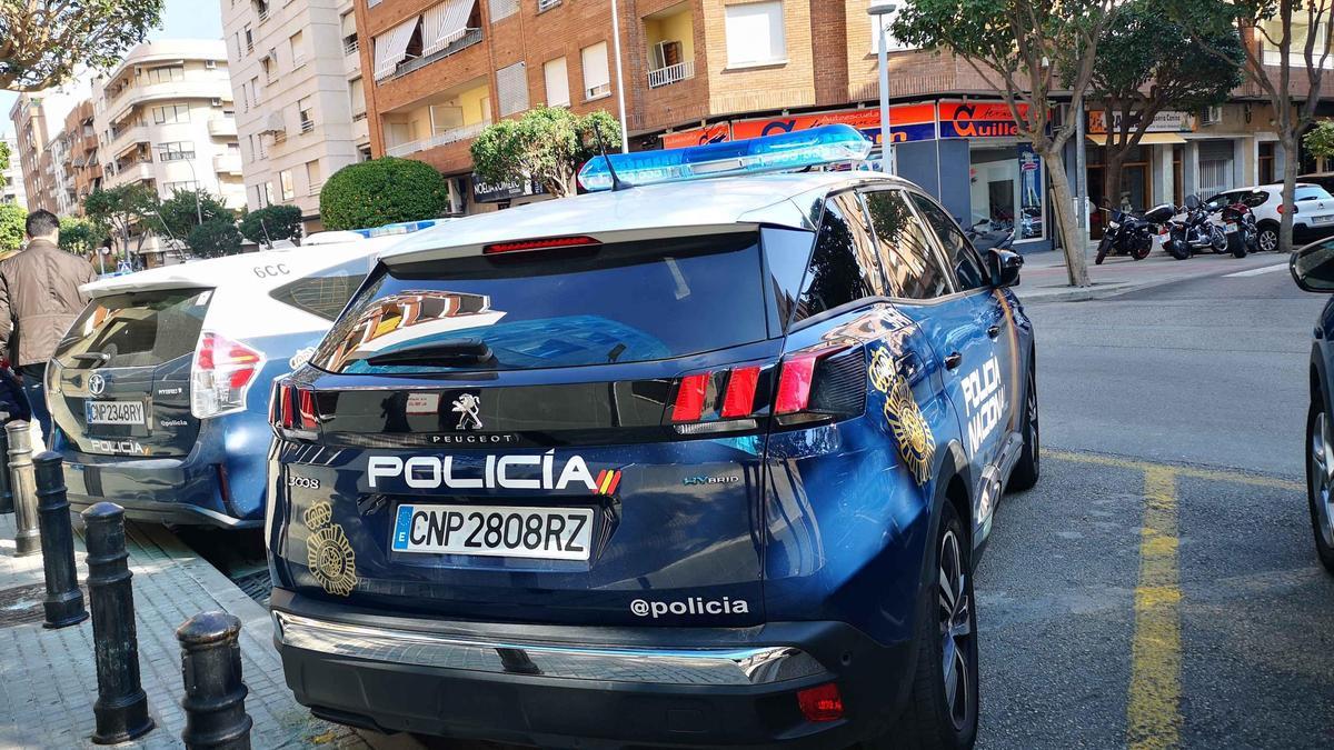 Un coche de la Policía Nacional ante la comisaría de Gandía.