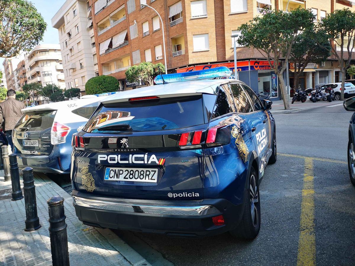 Un coche de la Policía Nacional ante la comisaría de Gandia