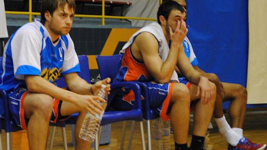 Dani García, en el banquillo durante un partido.