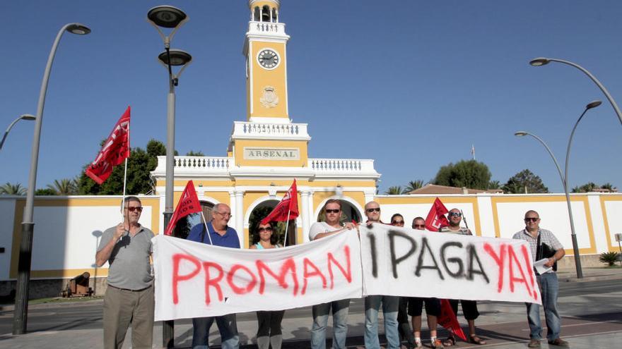 Empleados de Proman S.A en la manifestación frente al Arsenal de Cartagena