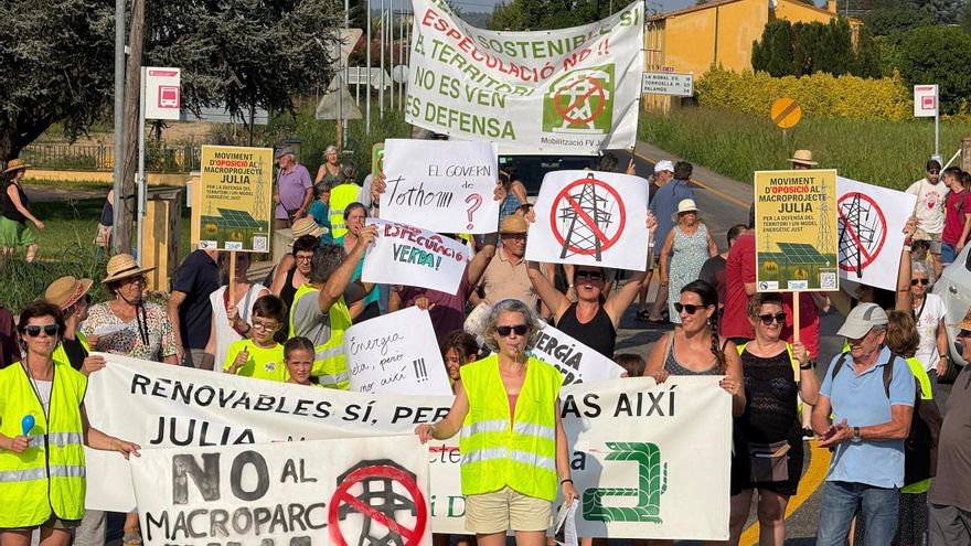 Membres de la nova plataforma &#039;Mobilitzem la llera&#039; tallen la C-66 a Bordils per protestar contra el projecte Julia