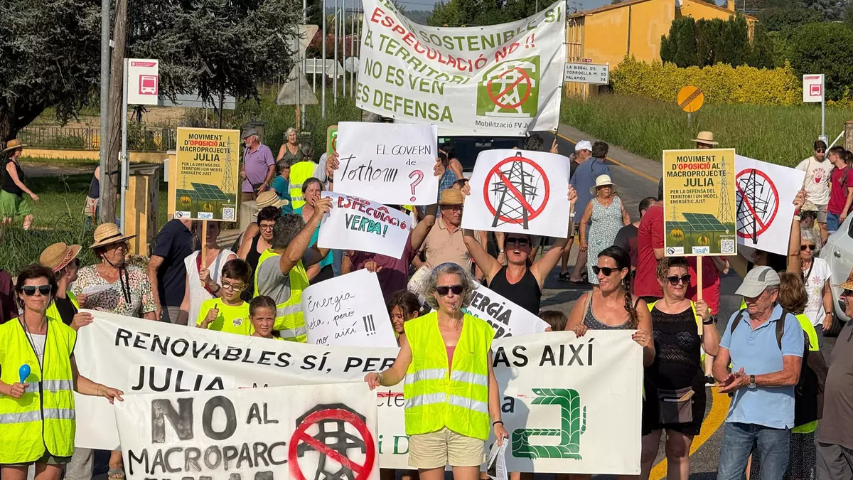 Membres de la nova plataforma 'Mobilitzem la llera' tallen la C-66 a Bordils per protestar contra el projecte Julia