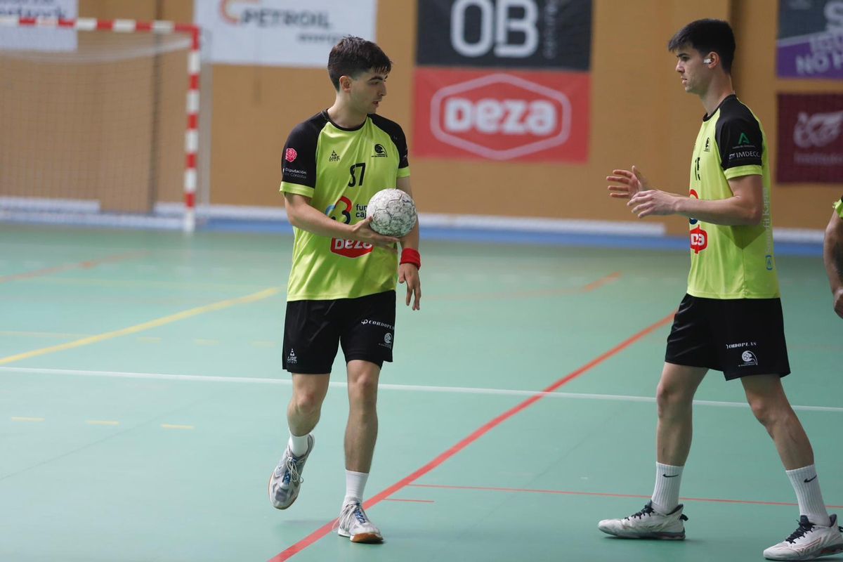 Sergio Antúnez, a la derecha, en un partido con el Cajasur Córdoba Balonmano.