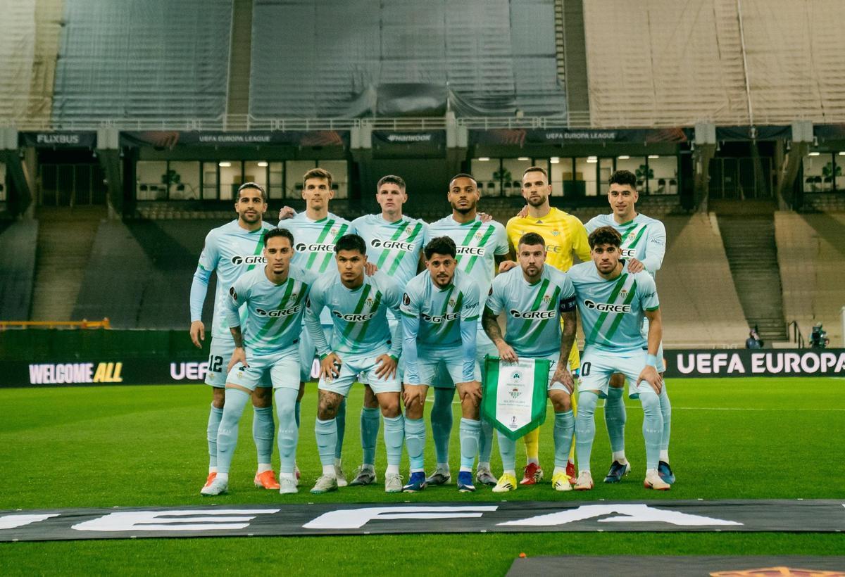 Los jugadores del Betis posan en el Spyros Louis antes de la ida de octavos de Europa League ante el Panathinaikos