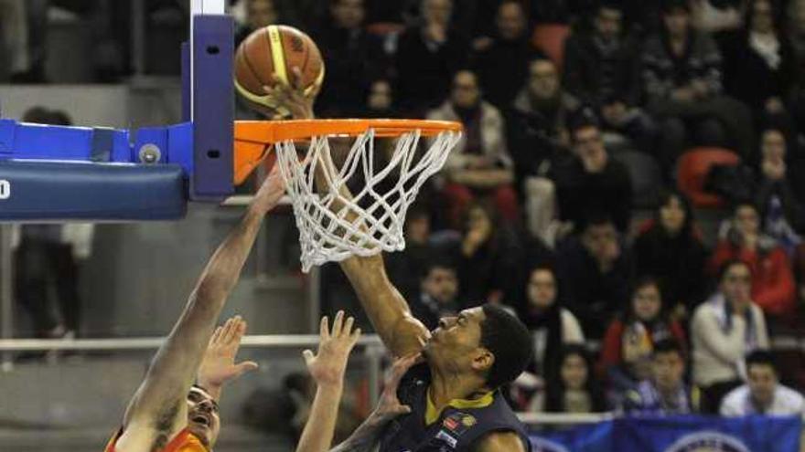 Jason Cain, taponado por Jonathan Kale en el partido de ayer en el Palacio de los Deportes. / carlos pardellas