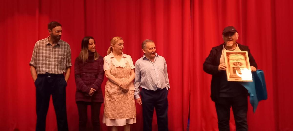 EN LA FOTO MIEMBROS DE LEl técnico responsable de Cultura de Corvera entrega un cartel a los miembros de la Compañía asturiana de Comedias antes de la función.