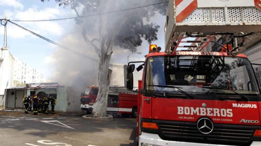 Un incendio calcina una casa de Tamaraceite donde se guardaban 6 bombonas