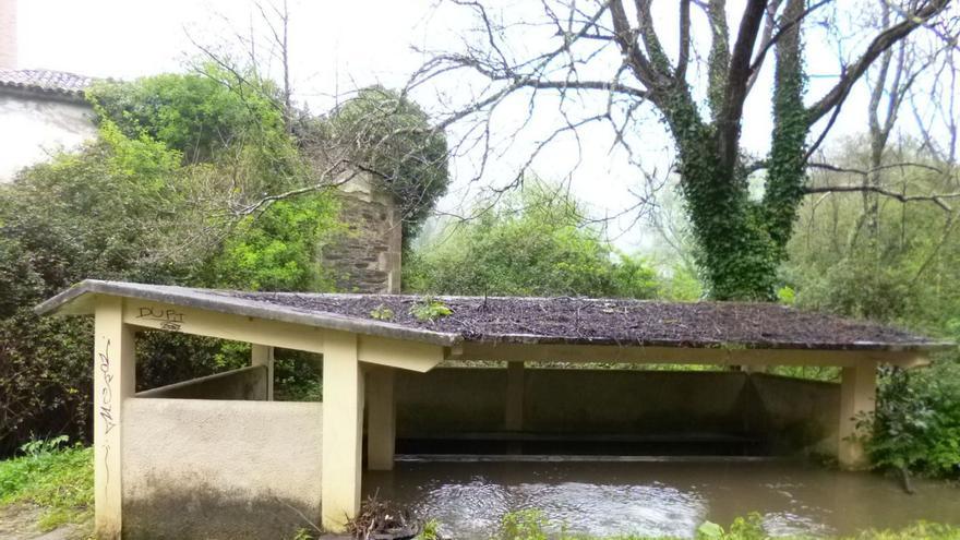 Oleiros detecta “vertidos continuos” de residuales al río de San Pedro al desbrozar