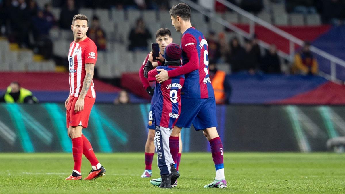 Lewandowski, junto al niño espontáneo en el Barça-Atlético