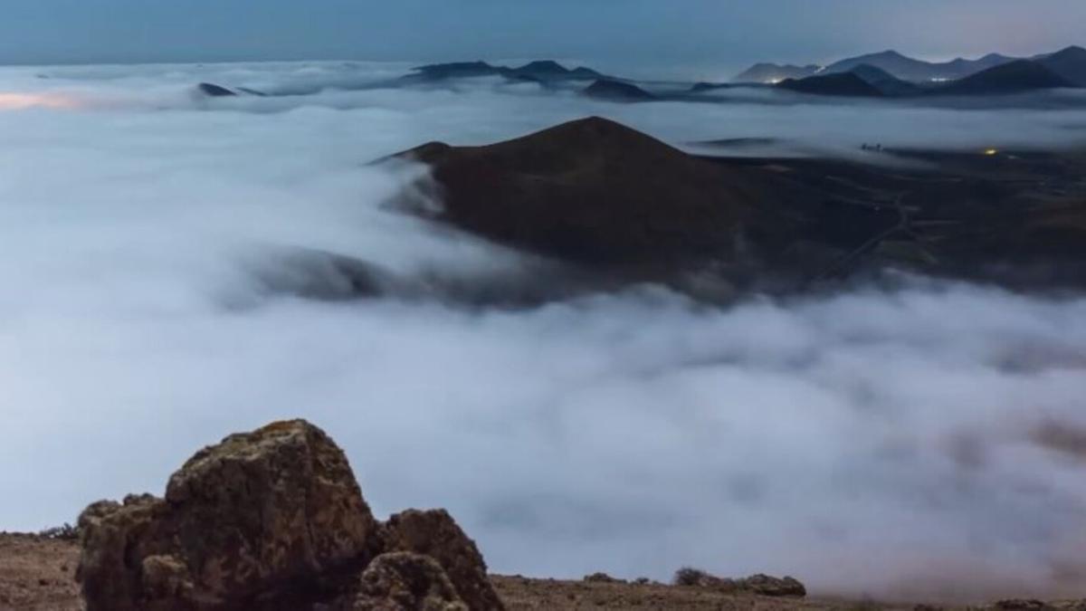 Mar de nubes nocturno sobre el Parque Nacional de Timanfaya en Lanzarote