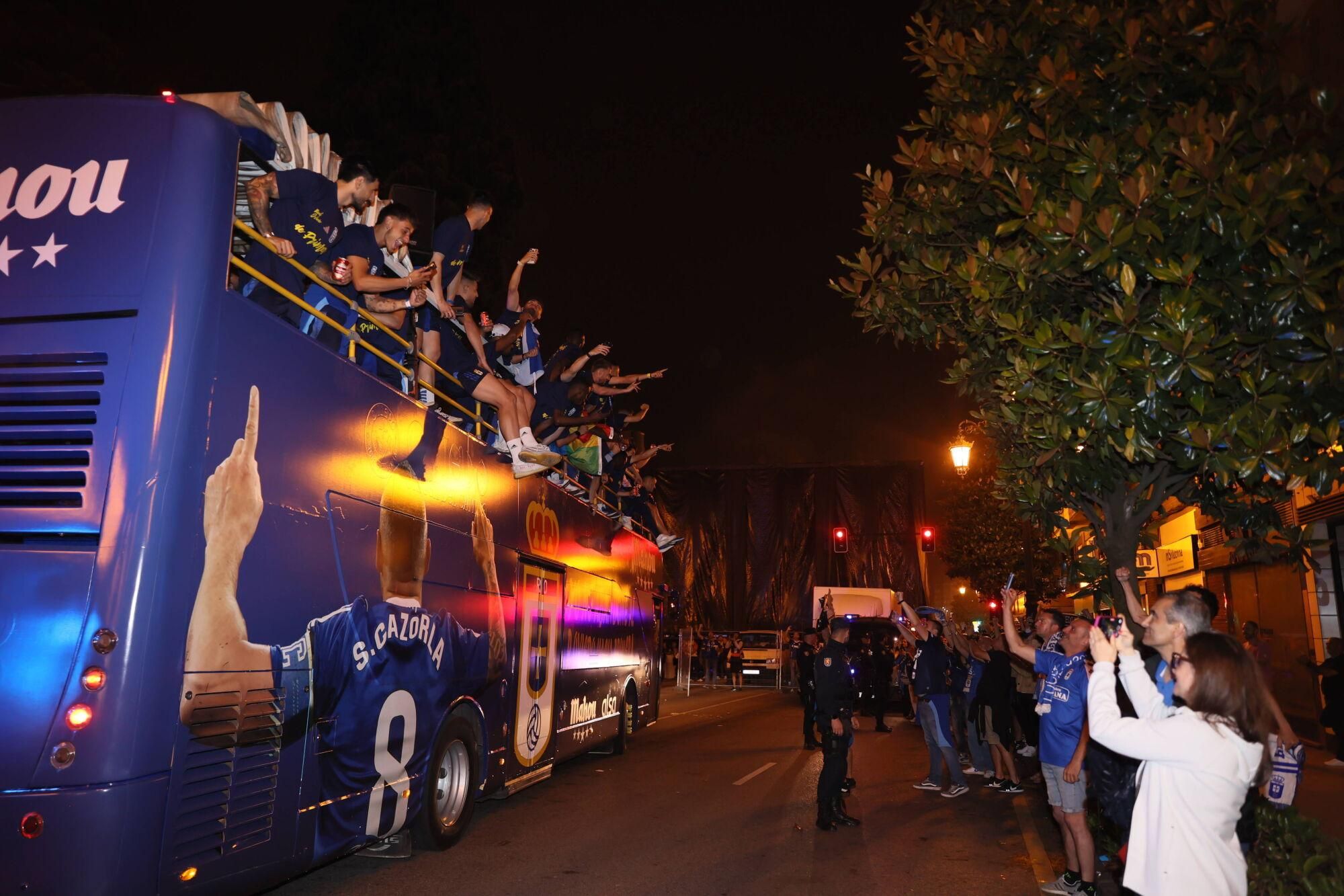 Así se celebró el ascenso del Oviedo a Primera: la afición estalla en una noche histórica