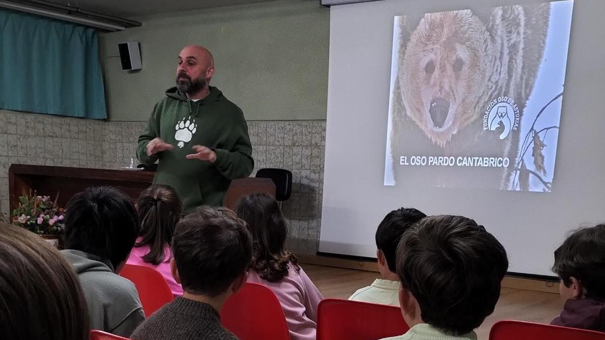 El director de la Fundación Oso de Asturias, José Tuñón, durante una de las charlas.