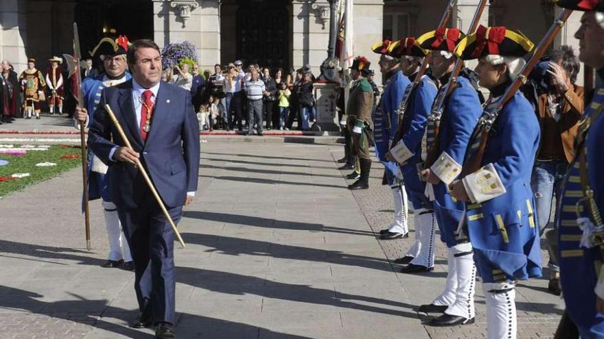 El alcalde pasa revista a la Milicia en la plaza de María Pita durante la festividad del Rosario en 2013. carlos pardellas