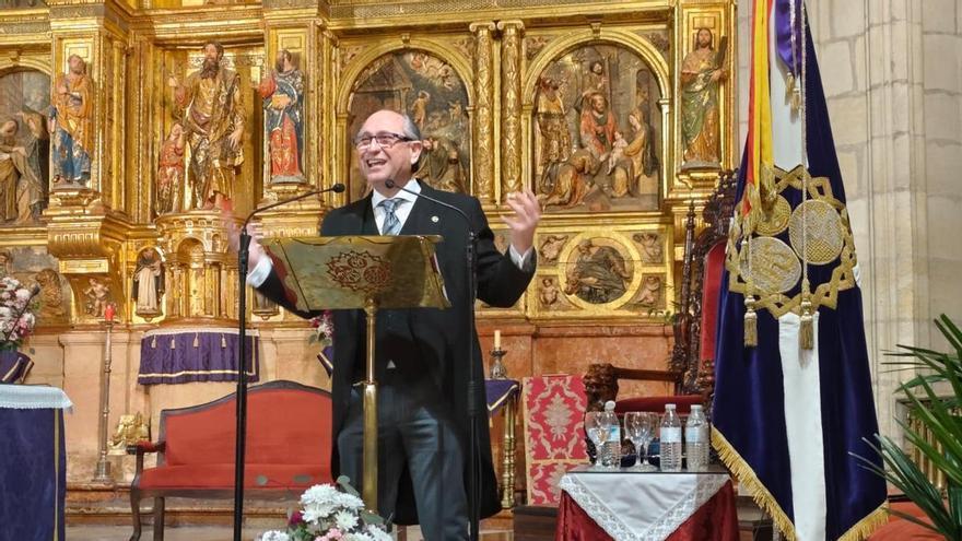 Jaime Verdú, con poesía eterna, narra la Semana Santa de Lucena ante el Cristo de la Salud y Misericordia