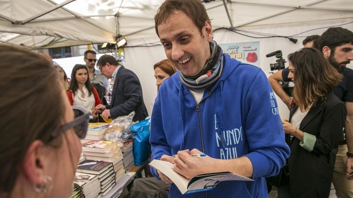 Albert Espinosa, firmando libros en el Sant Jordi del 2015.