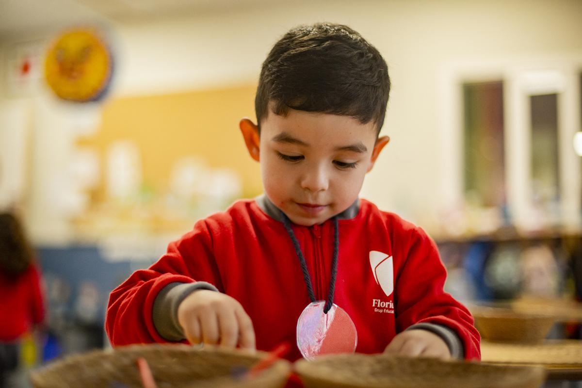 Un alumno del centro haciendo actividades