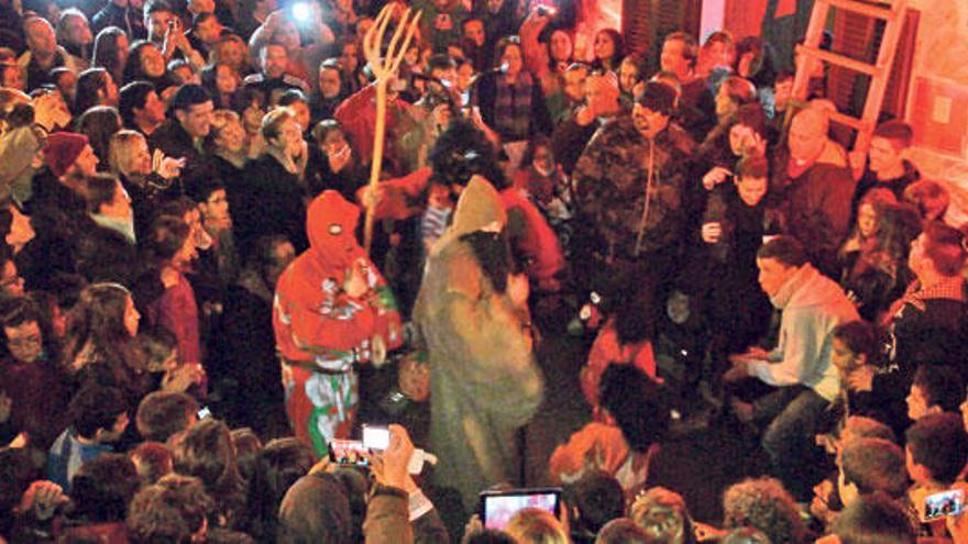 Gente congregada ante la vivienda de Can Joan Siulo, ayer sobre las 19 horas.