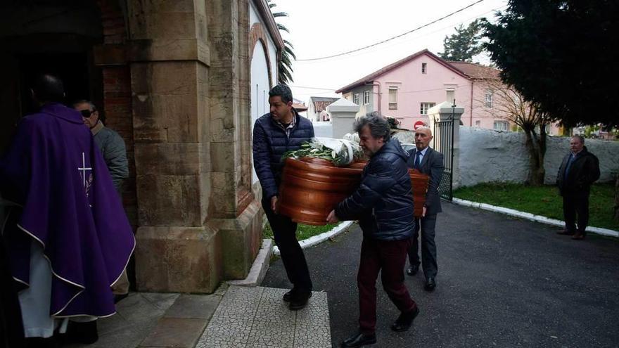 Decenas de personas despiden a Charo Pando