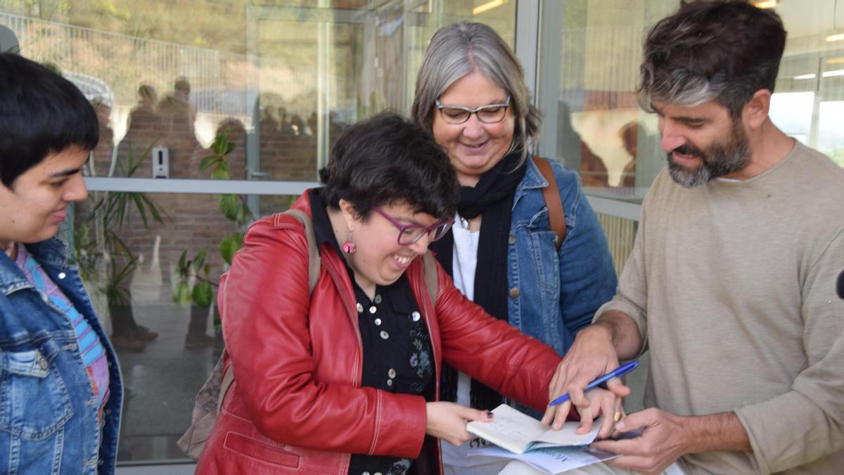 Joan Dausà signant autògrafs als alumnes de la Llar Santa Maria de Queralt
