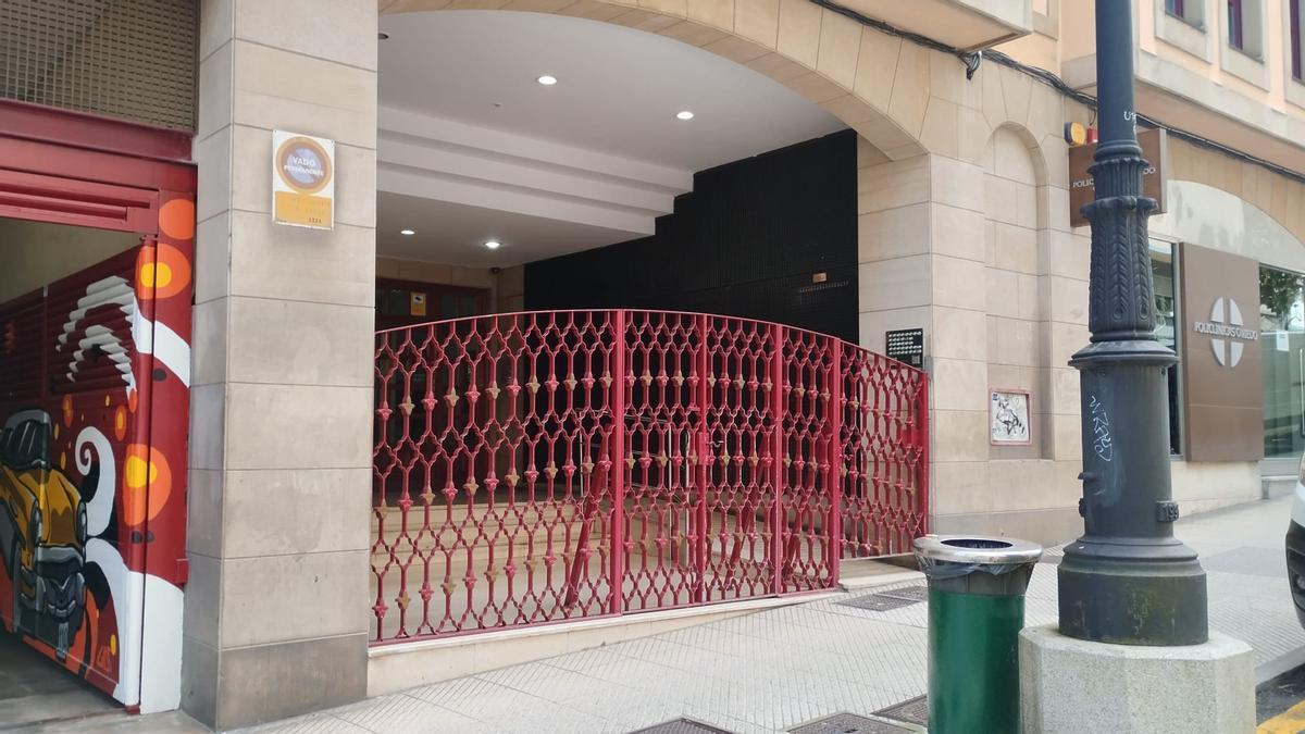 El portal de la calle Quintana en el que apareció el cadáver de la mujer.