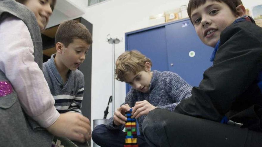 Laura Fernández, Jorge Custodio, Alejandro Escandón y Aarón Suárez montan su torre.