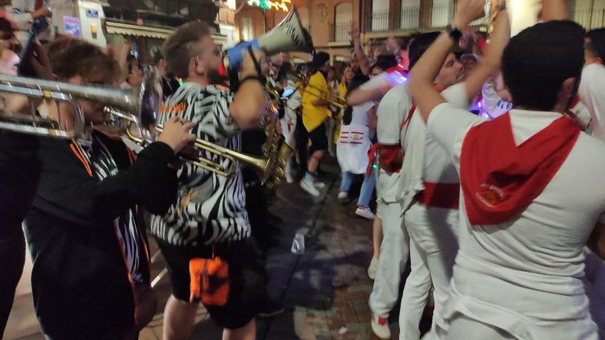Fiestas del Toro en Benavente: Un desfile nocturno conjunto protagoniza la despedida de las peñas