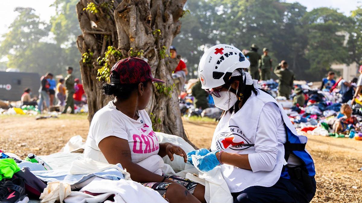 Una cooperante de Cruz Roja atiende a personas damnificadas por los terremotos en Venezuela.