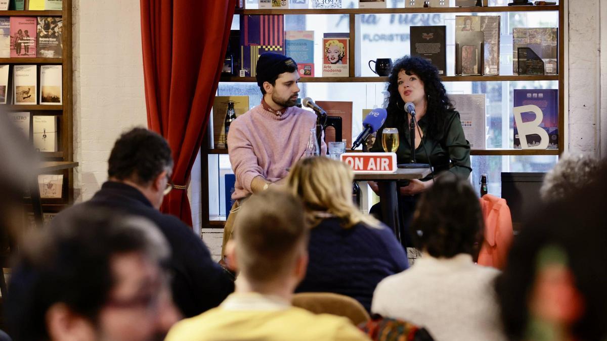 Sofía Castañón presenta su nuevo libro de poesía en el seno del POEX de Gijón