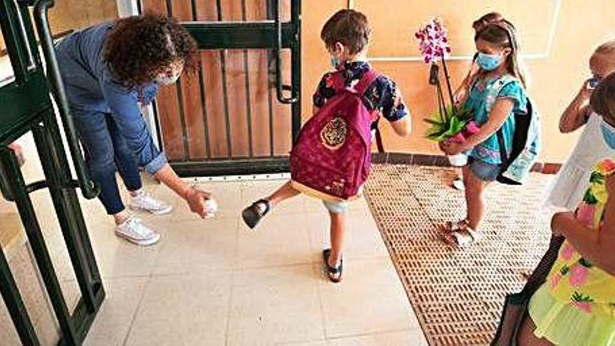 Adiós sin abrazos a los compañeros en un fin de curso escolar atípico en Ibiza