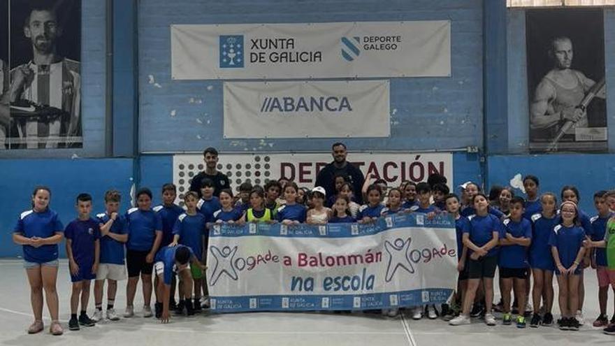 El Frigoríficos del Morrazo promociona el balonmano entre los escolares con el programa Xogade de la Xunta