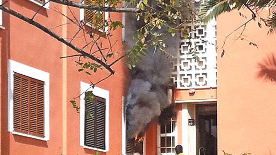 Un incendio provocado por una secadora arrasa una vivienda en Palma