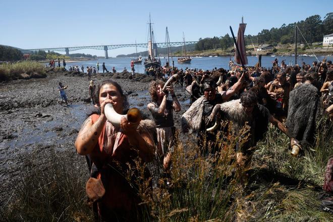 Los vikingos desafían al calor y desembarcan en Catoira
