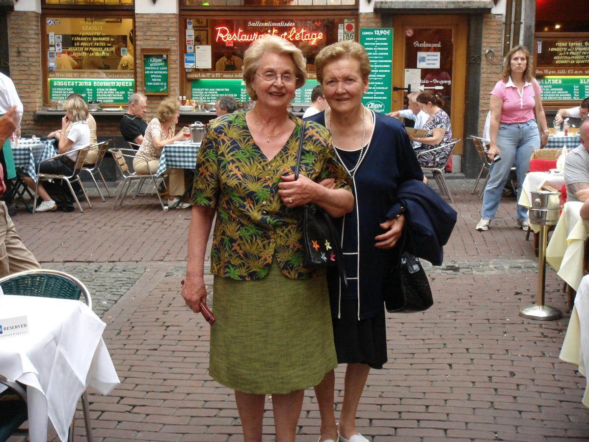 Pepica Celda Soler (izq) con Amparo Devís Soler en la Grand Place de Bruselas.